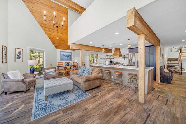 TV, fireplace, video games - GUEST FAV! AC, hot tub, kids playroom, luxury! (Sunriver)