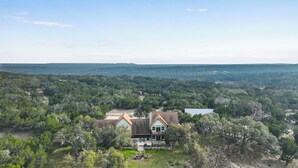 A house surrounded by dense forest with a clear view of the landscape. - Casa Robles- Mockingbird I Couples, stargazing (Wimberley)