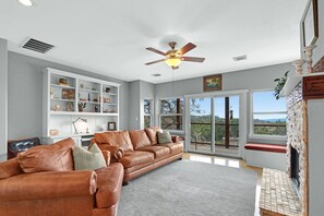 TV, fireplace - Casa Robles- Bluebonnet I Firepit, couples (Wimberley)