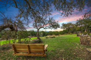 Property grounds - Casa Robles- Bluebonnet I Firepit, couples (Wimberley)