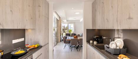 Een koelkast, een magnetron, een oven, een kookplaat