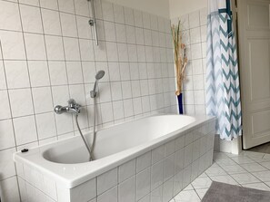 Towels, soap, toilet paper - Entspannung Pur: Stadtnahe Ferienwohnung mit Grünem Rückzugsort im Garten (Schwerin)
