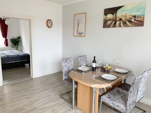 Dining - Entspannung Pur: Stadtnahe Ferienwohnung mit Grünem Rückzugsort im Garten (Schwerin)