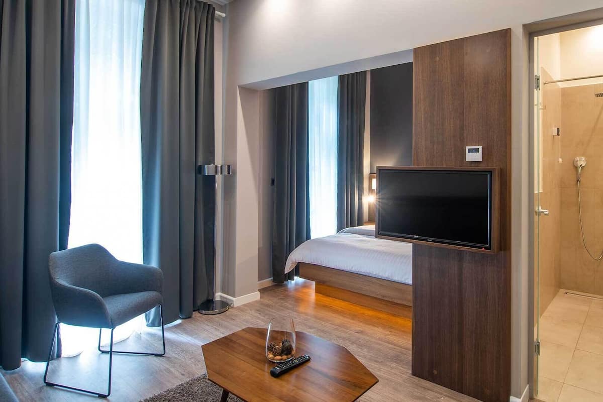 Deluxe-Doppelzimmer | Zimmersafe, individuell dekoriert, Schreibtisch, Verdunkelungsvorhänge