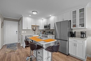Apartamento, 2 habitaciones | Cocina privada | Frigorífico, horno, cafetera o tetera y tostadora