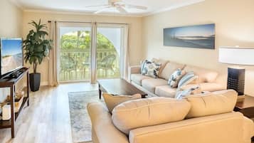 Condo, 2 Bedrooms | Living area