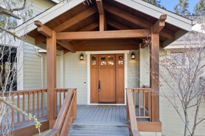 Exterior - Lucy Lou 30 Day Minimum 3 Bedroom Home by RedAwning (Bend)