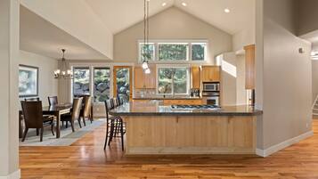 House, 3 Bedrooms | Private kitchen | Fridge, oven, coffee/tea maker, toaster