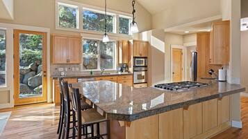 House, 3 Bedrooms | Private kitchen | Fridge, oven, coffee/tea maker, toaster