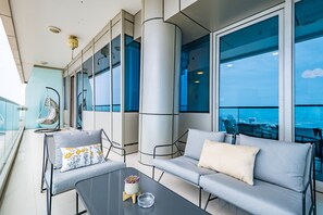 Terrace/patio - Luxury 3BR in Ocean Heights, Dubai Marina by Deluxe Holiday Homes (Dubai)