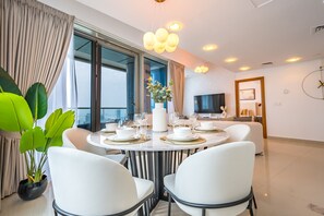 Dining - Luxury 3BR in Ocean Heights, Dubai Marina by Deluxe Holiday Homes (Dubai)