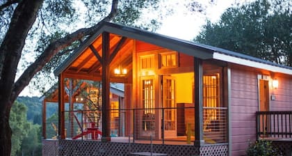 TREE HOUSE, WITH INDOOR/OUTDOOR SHOWER, PRIVATE DECK, POOL & INFIINITY HOT TUB