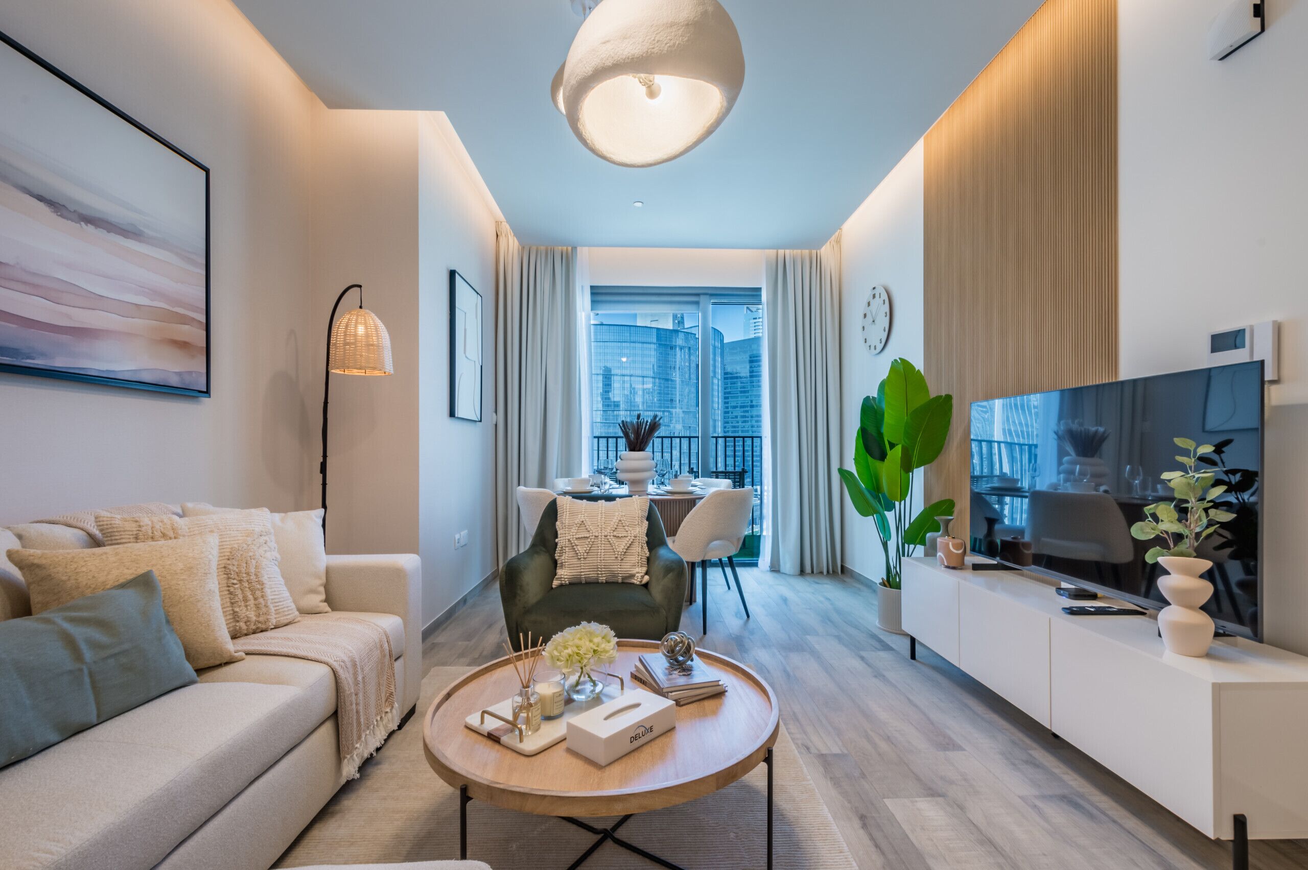 Een moderne woonkamer met een bank, salontafel en televisie.