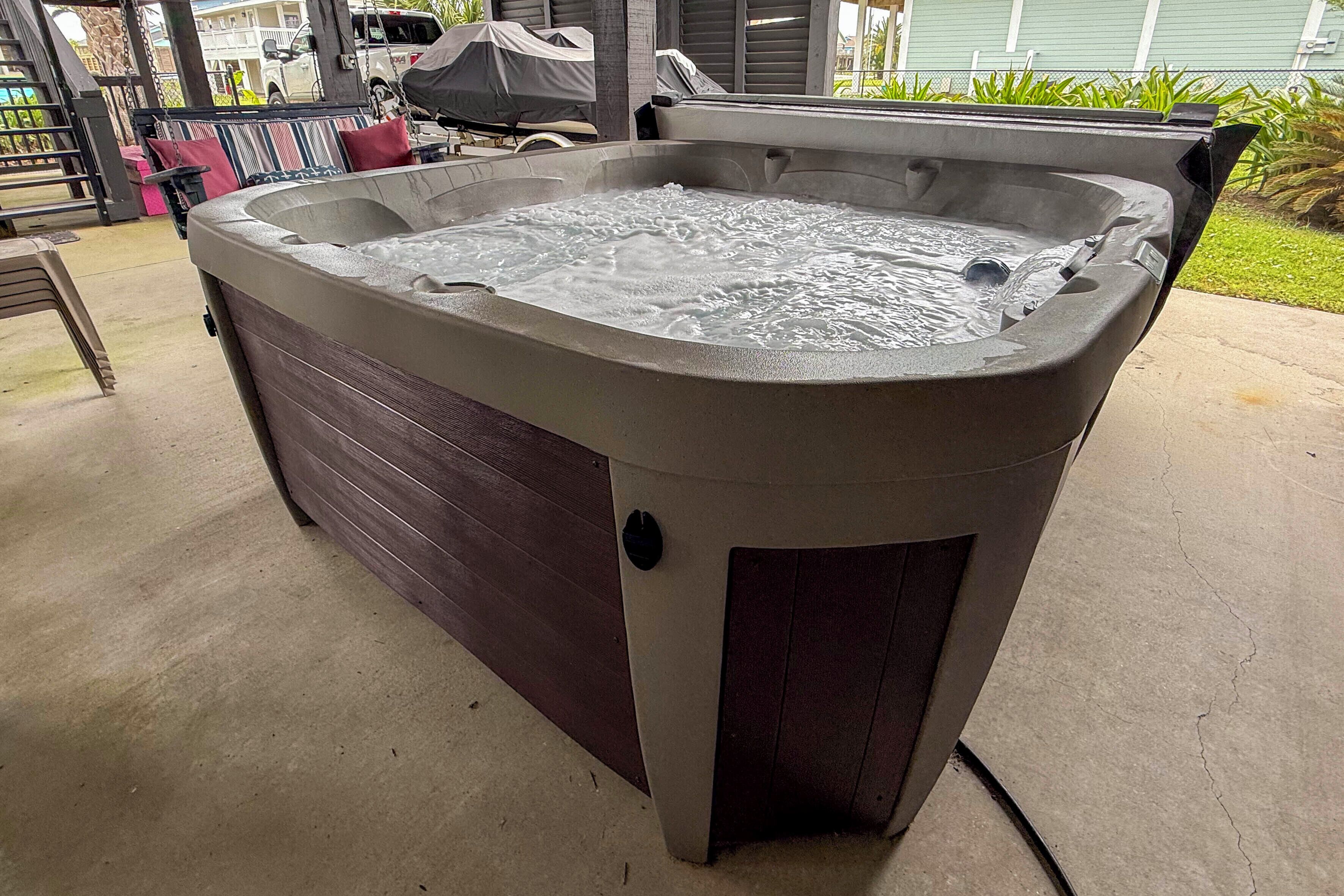 Un jacuzzi con revestimiento de madera, un panel de control y un cable de alimentación.
