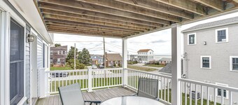 Narragansett Home w/ Scenic Views: Walk to Beach!