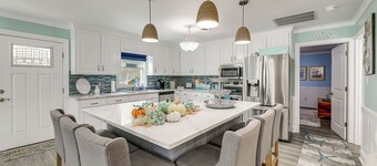 Emerald Isle Beach House: Walk to the Sand!