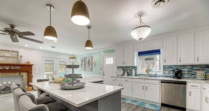 Emerald Isle Beach House: Walk to the Sand!