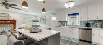 Emerald Isle Beach House: Walk to the Sand!