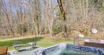 Peaceful Rhododendron Cabin w/ Fire Pit & Hot Tub!
