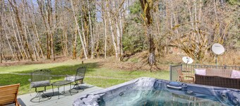 Peaceful Rhododendron Cabin w/ Fire Pit & Hot Tub!