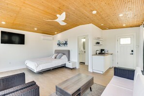 Apartment (0 Bedroom) | Interior - Waterfront Colonial Beach Studio w/ Boat Dock! (Colonial Beach)