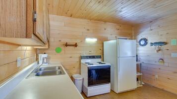 House (2 Bedrooms) | Private kitchen | Microwave, oven, stovetop, highchair