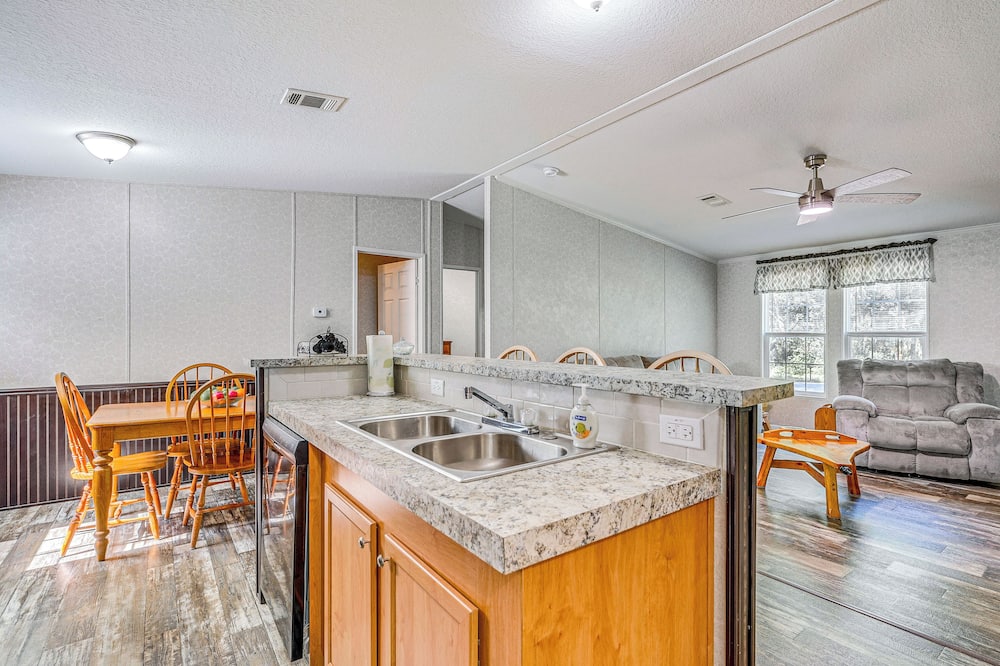7 Mi to Crystal River: Home w/ Yard & Fire Pit! - Lake Rousseau, FL