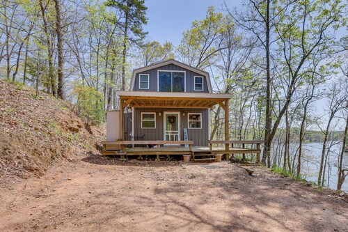 Lakefront Delta Cabin Rental w/ Boat Dock + Deck!