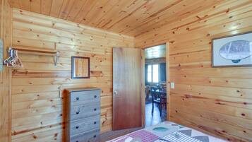 3 bedrooms, free cribs/infant beds, bed sheets