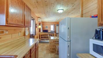 House (3 Bedrooms) | Private kitchen | Microwave, oven, stovetop, high chair