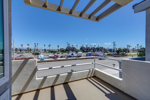 Sleek Oxnard Townhouse w/ Balconies: Walk to Beach