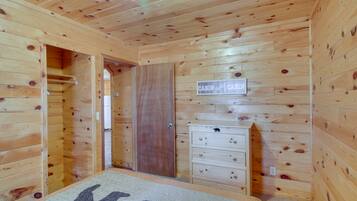 2 kamar tidur, tempat tidur bayi gratis, dan seprai linen