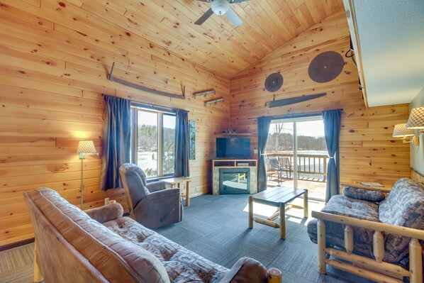 House (3 Bedrooms) | Living area