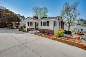 House (3 Bedrooms) | Interior - Lakefront New London Home: Dock, Fire Pit + Views! (New London)