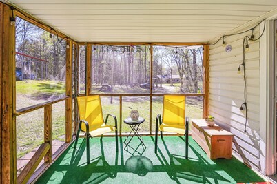 Serene Home Between Lake Jocassee & Lake Keowee!