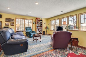 Apartment (0 Bedroom) | Interior - Waterfront Forest Lake Studio w/ Shared Dock! (Forest Lake)