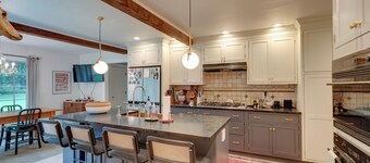 บ้าน Connecticut ที่มีประวัติศาสตร์พร้อมเครื่องย่างและสนามที่กว้างขวาง