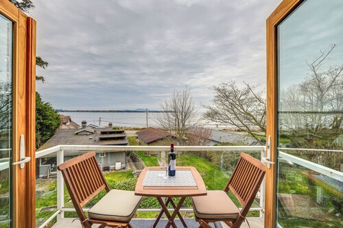 Beautiful Birch Bay Retreat w/ Deck & Fire Pit!