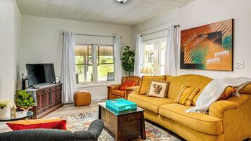 House (2 Bedrooms) | Living area | TV