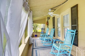 House (2 Bedrooms) | Interior - Lakeview Vacation Rental - Walk to Crystal Lake! (Lakeview)