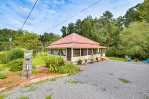 House (2 Bedrooms) | Interior - Lakeview Vacation Rental - Walk to Crystal Lake! (Lakeview)