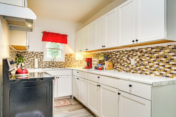 House (2 Bedrooms) | Interior - Lakeview Vacation Rental - Walk to Crystal Lake! (Lakeview)