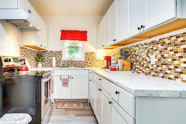House (2 Bedrooms) | Interior - Lakeview Vacation Rental - Walk to Crystal Lake! (Lakeview)