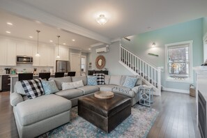 Smart TV, lareira, DVD player, pebolim