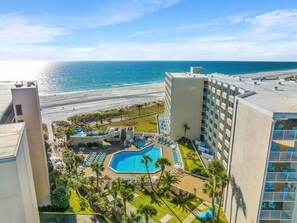 Ein Hotel mit Pool, Strandblick und mehreren Balkonen.