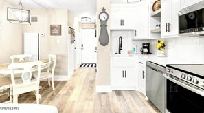 Microondas, parrilla de estufa, lavavajillas y cafetera y tetera