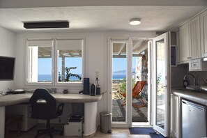 Een koelkast, een oven, een kookplaat, een vaatwasser