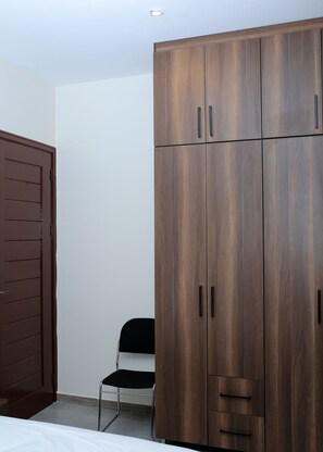 1 bedroom, iron/ironing board, WiFi, bed sheets - Luxe Living Mbuya (Kampala)