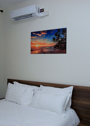 1 bedroom, iron/ironing board, WiFi, bed sheets - Luxe Living Mbuya (Kampala)