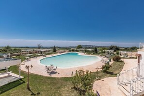Una piscina al aire libre de temporada